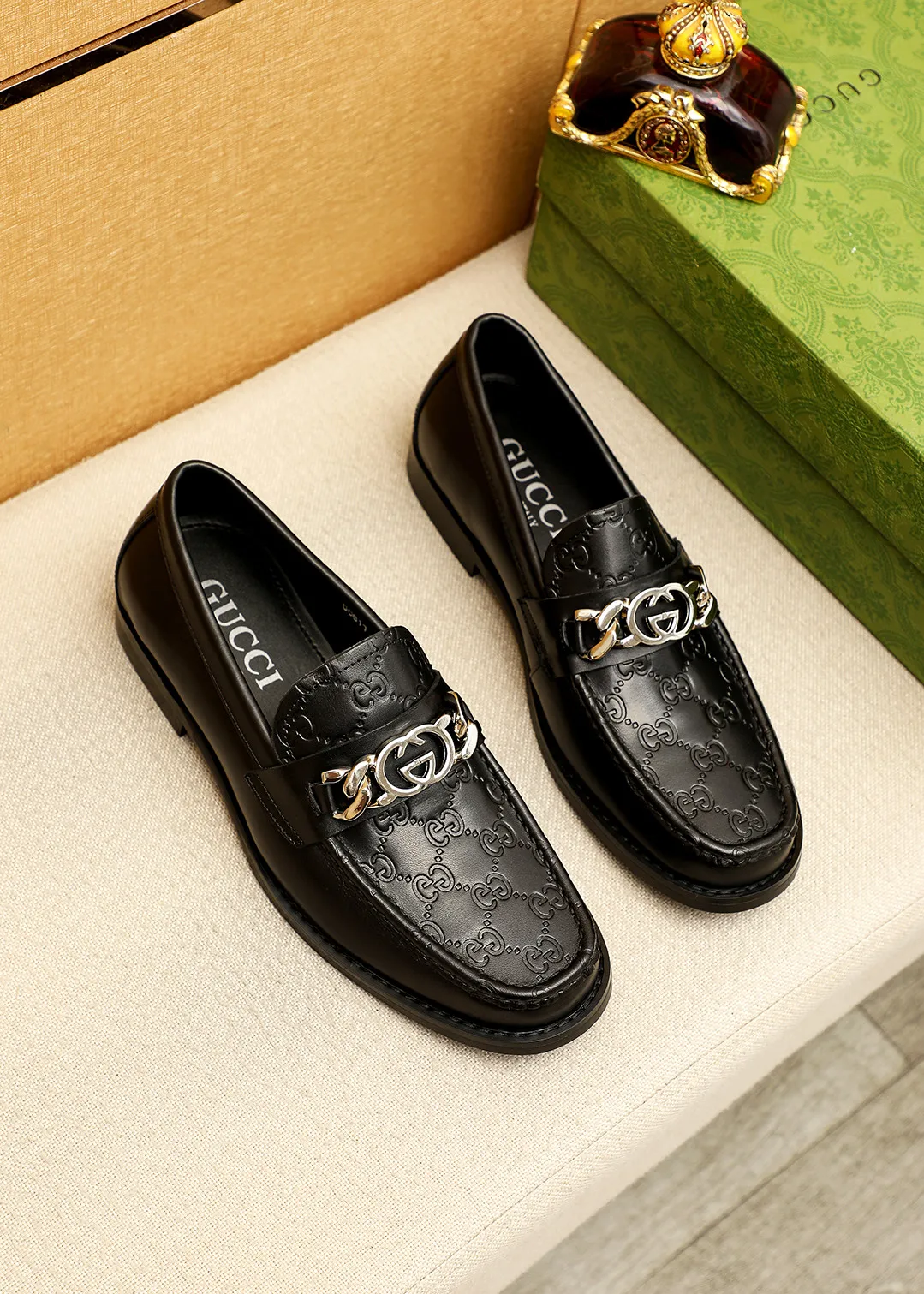 Men's shoes 💰480 💐 Product trademark: GUCCI "Gucci" casual leather shoes Regular size: 38-44 (45.46🉑️customized) Product materials: Selected imported first-layer calfskin embossed upper + luxury hardware buckle, imported water-dyed cowhide leather lining. Strong three-dimensional visual effect, original outsole color: 2 colors available
